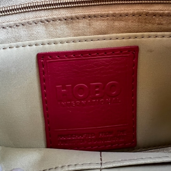 HOBO INTERNATIONAL RED NWOT VIDA WRISTLET - Picture 3 of 7